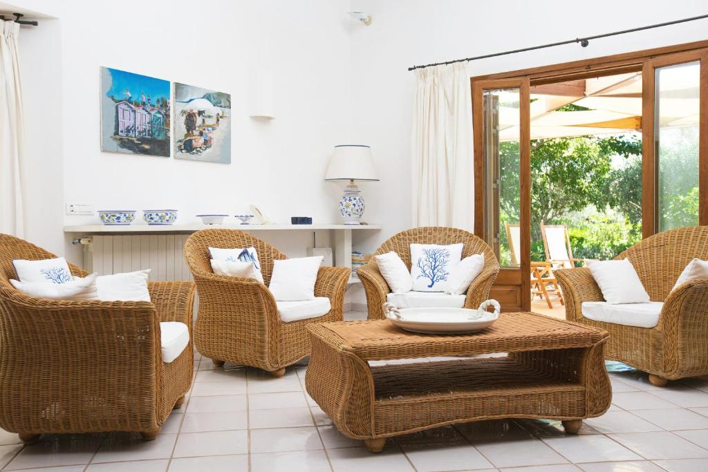 - un salon avec des chaises en osier et une table dans l'établissement Villa Mazzaforno a Cefalu' by Wonderful Italy, à Cefalù 26 autres photos