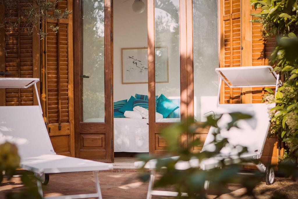 une porte ouverte menant à une chambre avec un lit dans une pièce dans l'établissement Villa Mazzaforno a Cefalu' by Wonderful Italy, à Cefalù