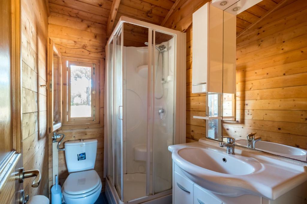 une salle de bain avec toilettes, lavabo et douche dans l'établissement Residence La Canova II, à Marina di Grosseto