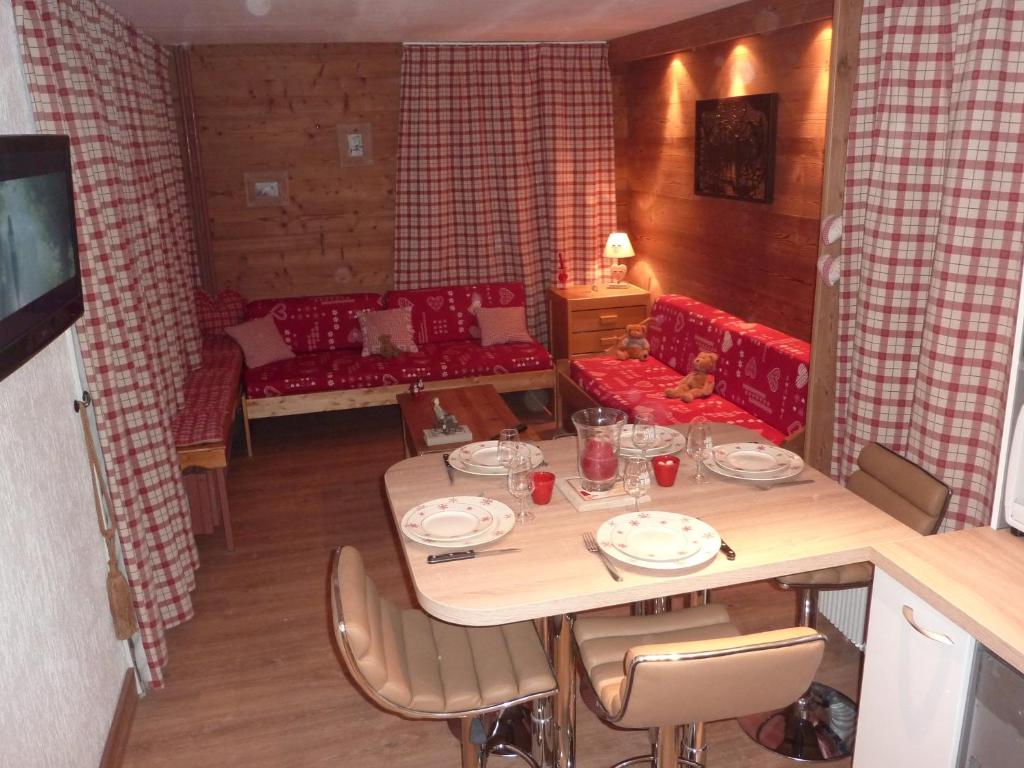 un salon avec une table et un canapé dans l'établissement Prariond 5, à Tignes