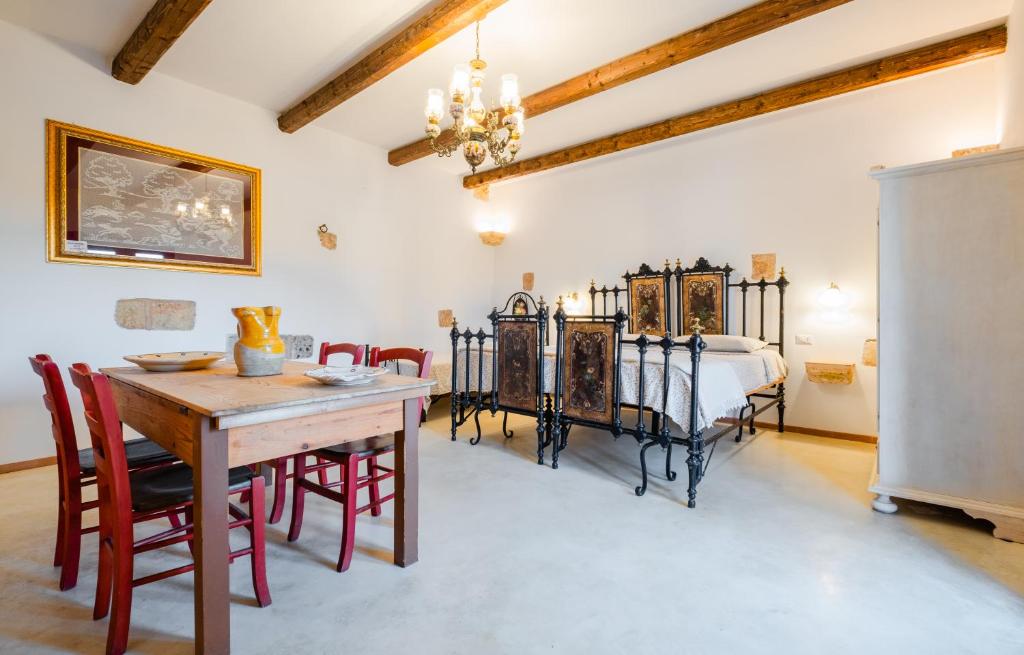 - une salle à manger avec une table, des chaises et un lit dans l'établissement Villa Nonno Toto by HDSalento, à Acquarica del Capo 32 autres photos