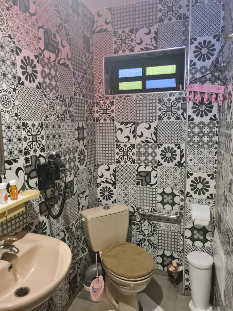 une salle de bain avec toilettes et lavabo dans l'établissement Riad Kanata, à Marrakech