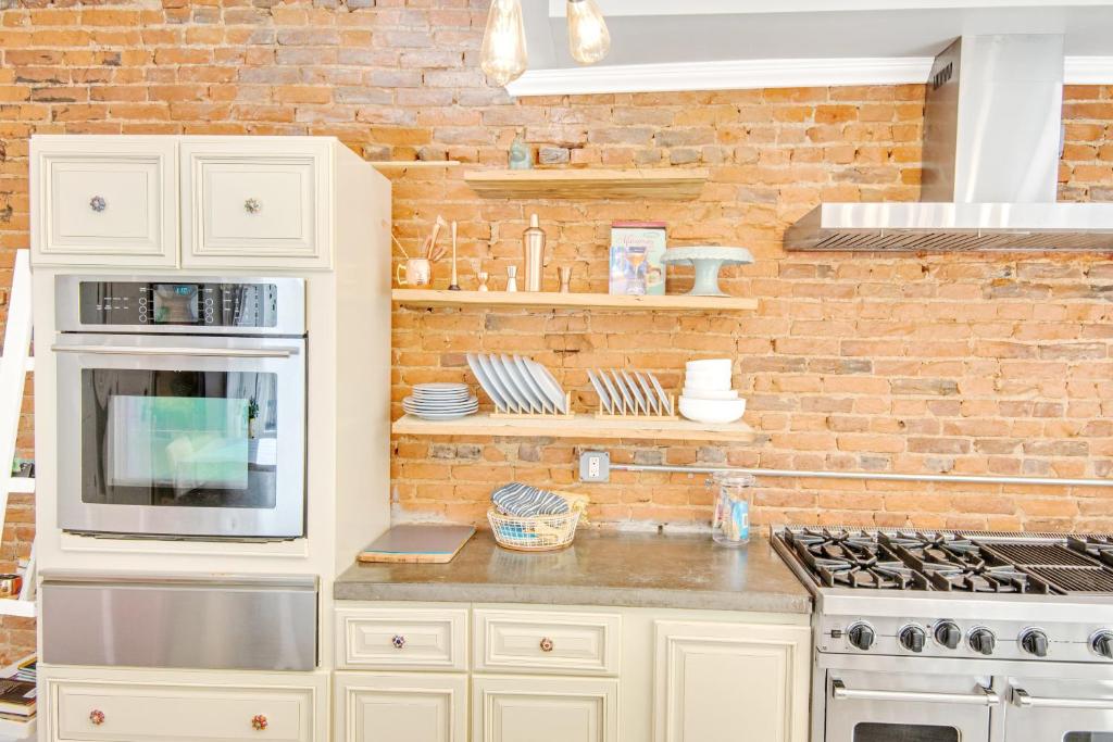 Spacious Oasis - Parking, Private Patio & Roofdeck Image