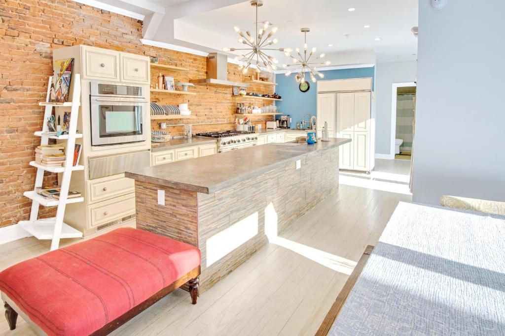 Spacious Oasis - Parking, Private Patio & Roofdeck Image