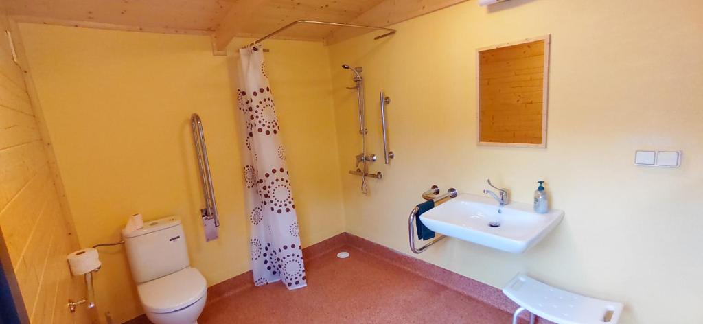 une salle de bain avec toilettes et lavabo dans l'établissement Yourte des Verts Bois, à Fréland