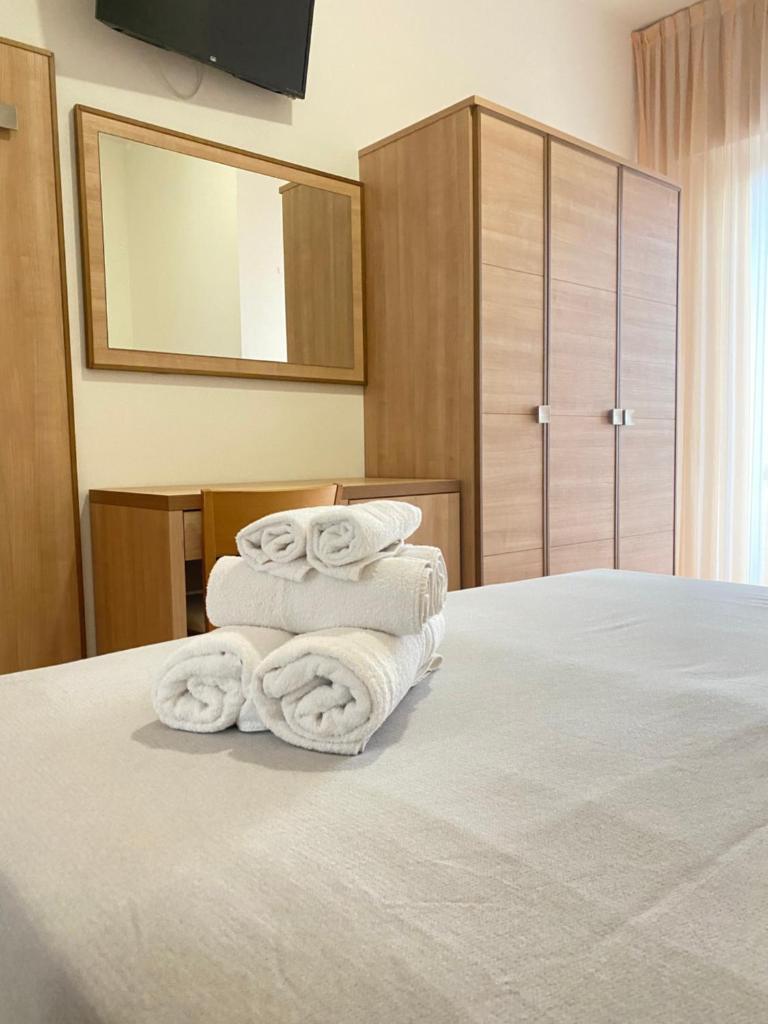 une chambre d'hôtel avec des serviettes sur un lit dans l'établissement Hotel Ravello da Lorenzo e Moira Adults only, à Rimini 27 autres photos