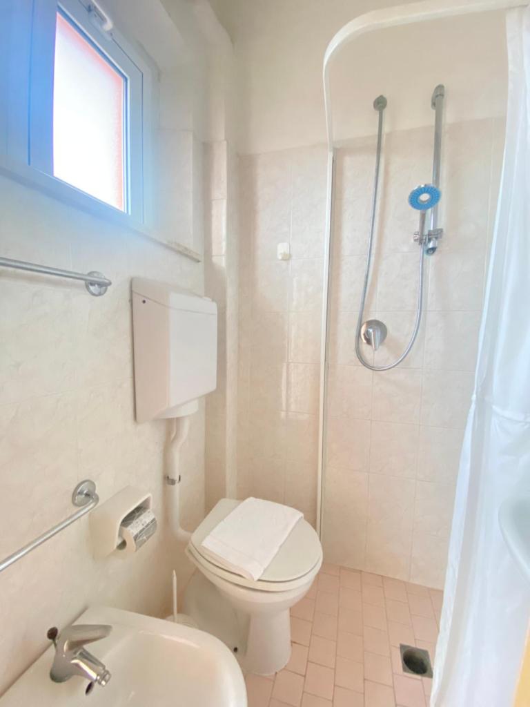 une salle de bain avec toilettes, douche et lavabo dans l'établissement Hotel Ravello da Lorenzo e Moira Adults only, à Rimini