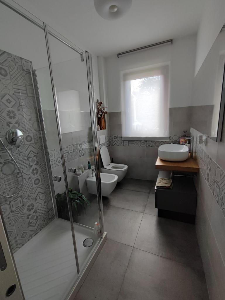 une salle de bain avec une douche, des toilettes et un lavabo dans l'établissement Villa Theoma, à Castelnuovo Magra 28 autres photos