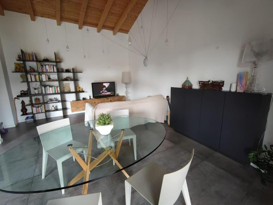 une salle à manger avec une table et des chaises en verre dans l'établissement Villa Theoma, à Castelnuovo Magra
