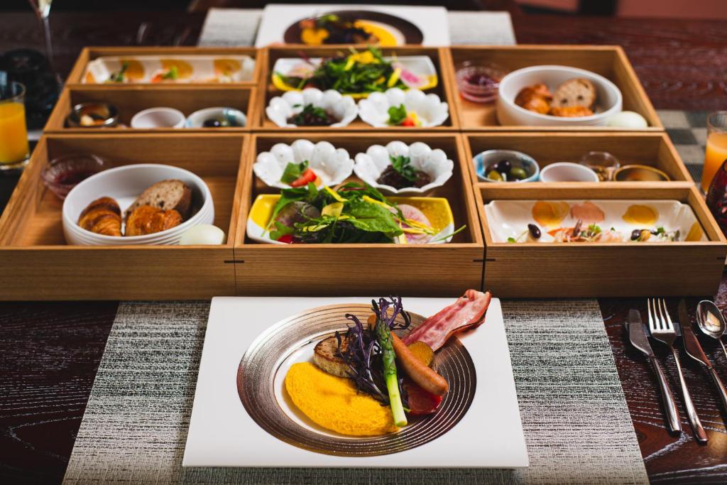 une table avec une assiette de nourriture et une boîte de plats dans l'établissement Mayu Futahari, à Nishiizu 37 autres photos