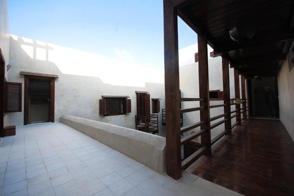 un couloir d'un immeuble avec fenêtre dans l'établissement Riad El Maâti, à Rabat