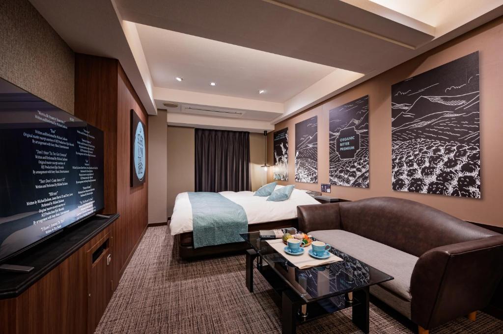 une chambre d'hôtel avec un lit et une télévision à écran plat dans l'établissement Hotel WILL BASE 鶴見, à Yokohama