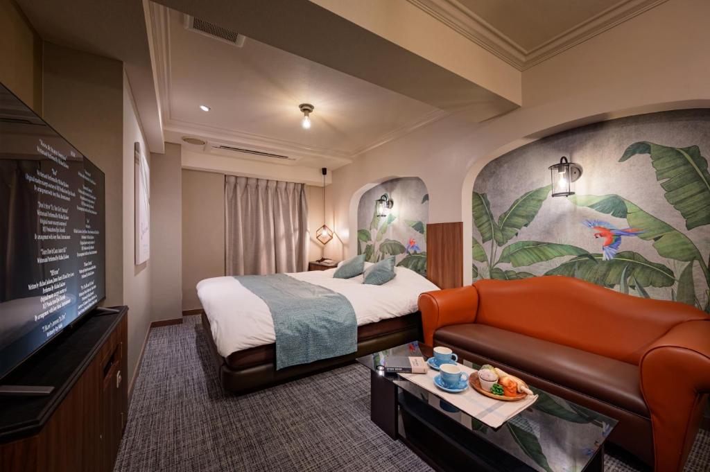 une chambre d'hôtel avec un lit et une télévision à écran plat dans l'établissement Hotel WILL BASE 鶴見, à Yokohama