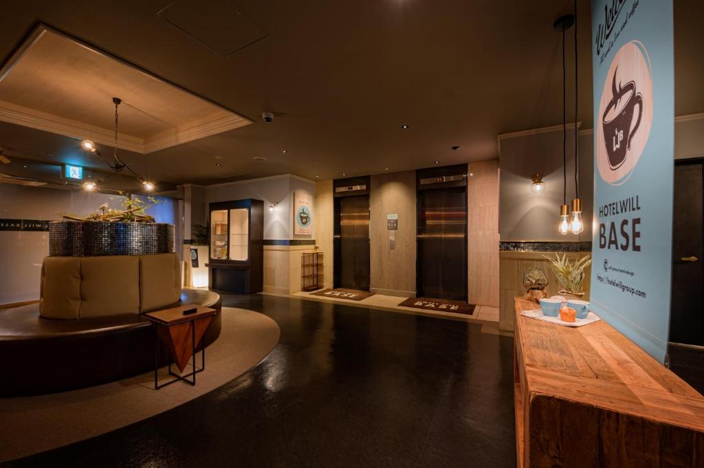 une grande pièce avec une table et un canapé dans l'établissement Hotel WILL BASE 鶴見, à Yokohama 31 autres photos