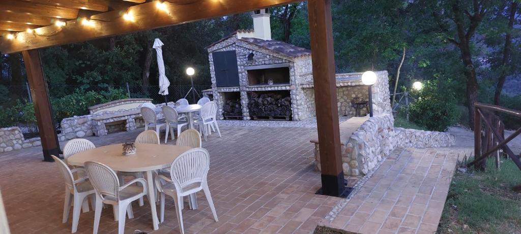 une terrasse avec des tables et des chaises ainsi qu'une cheminée dans l'établissement Casa di Romano, à Terni