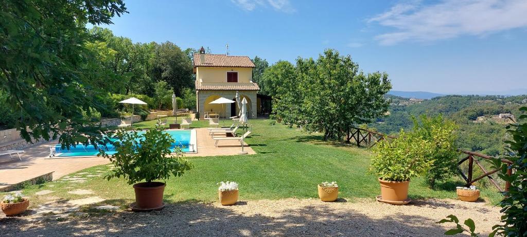 une maison avec une cour avec piscine et des arbres dans l'établissement Casa di Romano, à Terni