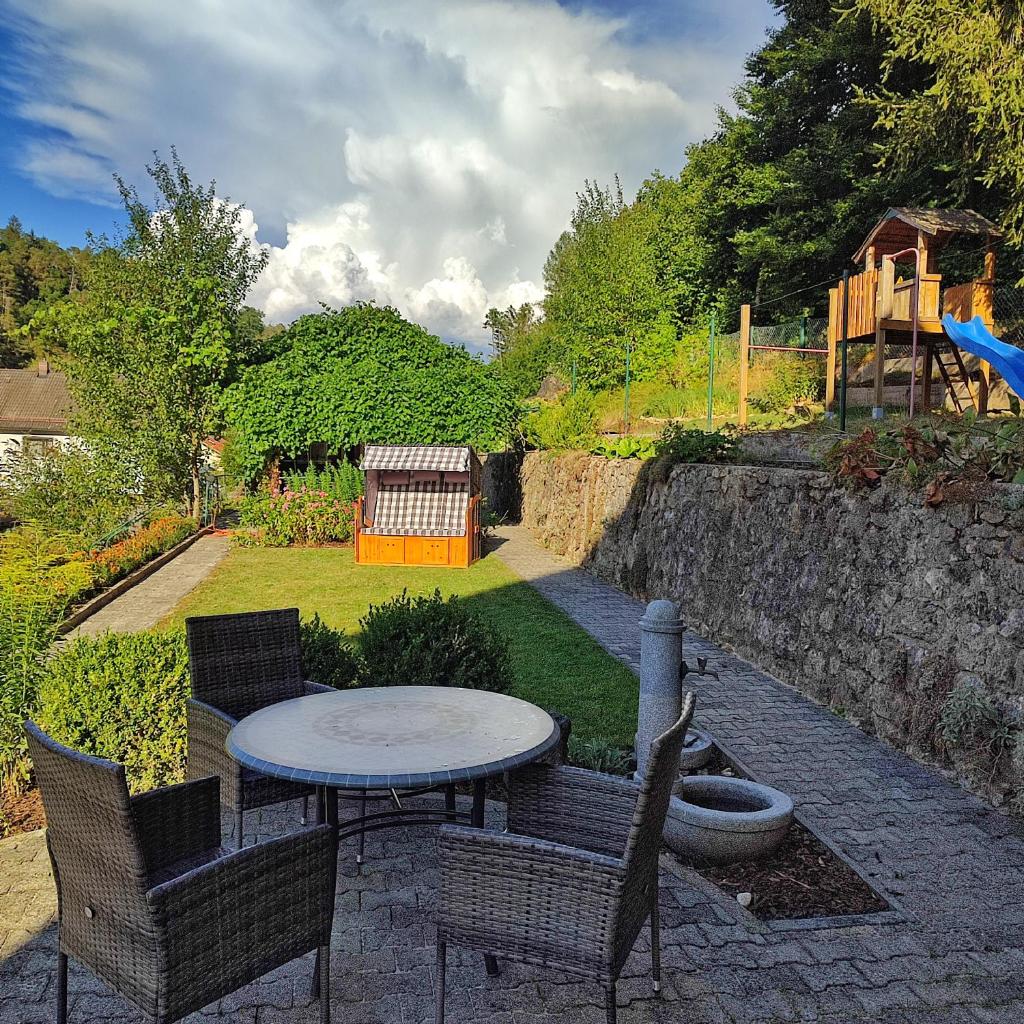 Ferienhaus am Bach mit großem Garten 4