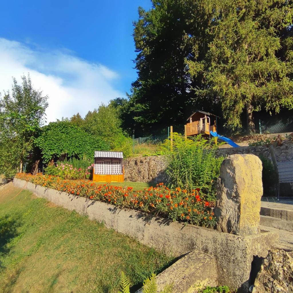 Ferienhaus am Bach mit großem Garten 3