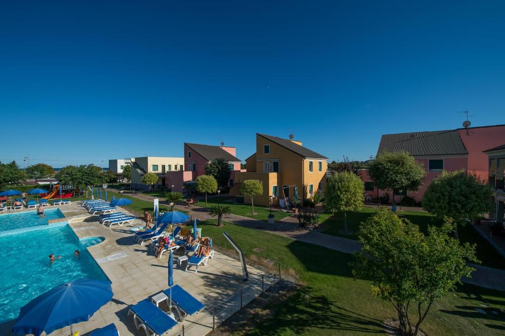 - une piscine extérieure avec des chaises et des parasols dans l'établissement Residence Borgomare, à Albenga