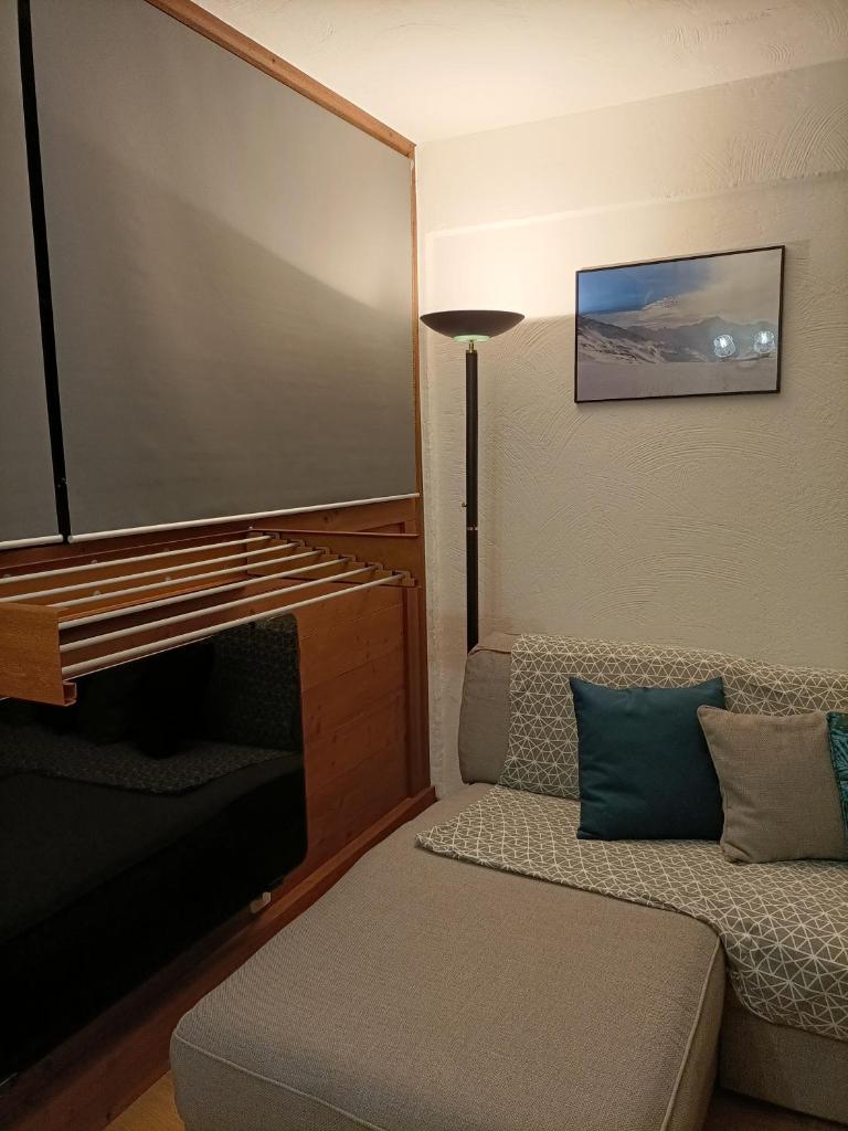un salon avec un canapé et une télévision à écran plat dans l'établissement Appartement la Plagne,7 pers rénové, à Aime La Plagne