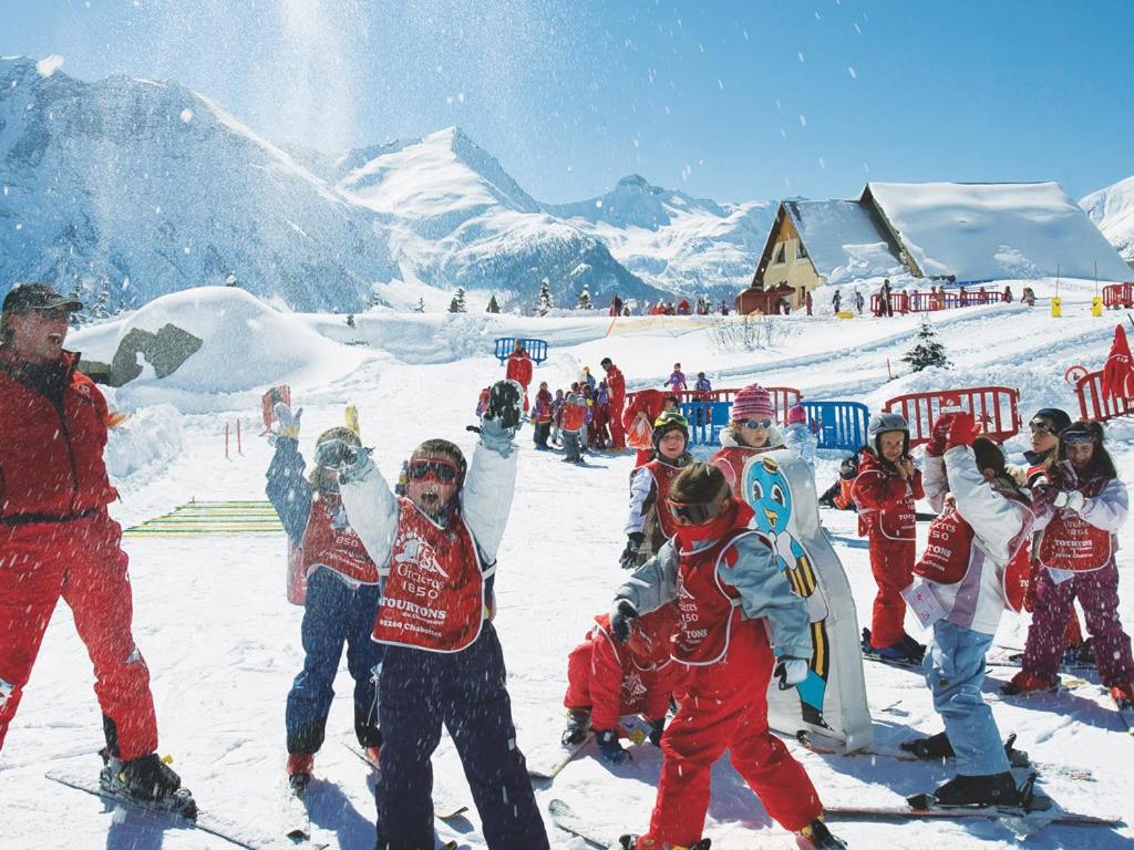 un groupe d'enfants est debout dans la neige dans l'établissement Appartement au Chalet d'Orcières Merlette, à Orcières
