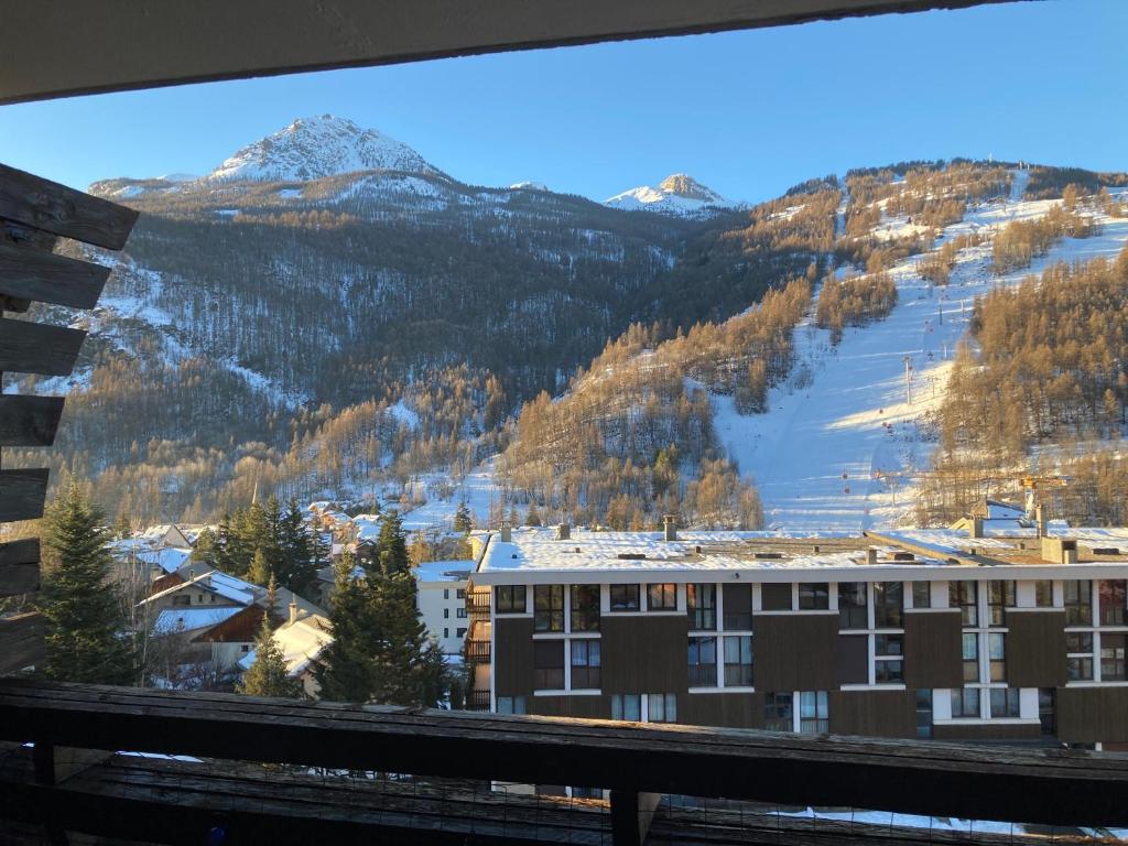 - un balcon avec vue sur les montagnes dans l'établissement Le Flocon - 6 personnes, à Saint-Chaffrey