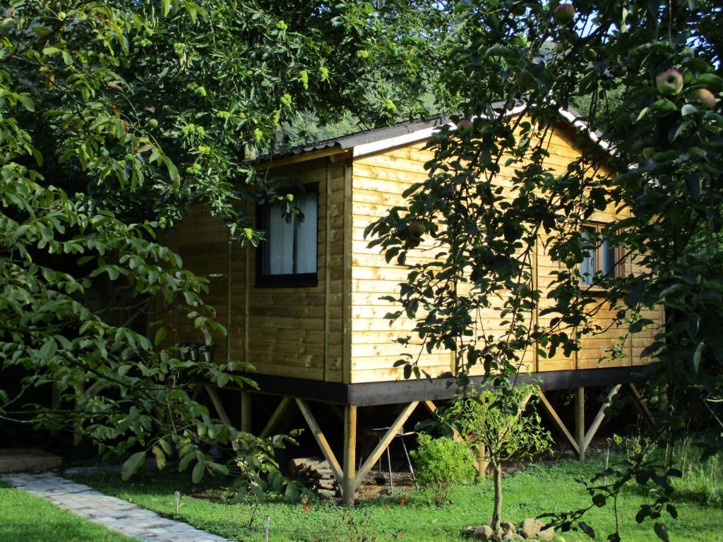 une petite cabane en bois au milieu des arbres dans l'établissement CHALET Chataigne ETAPEBOISEE, à Fumay