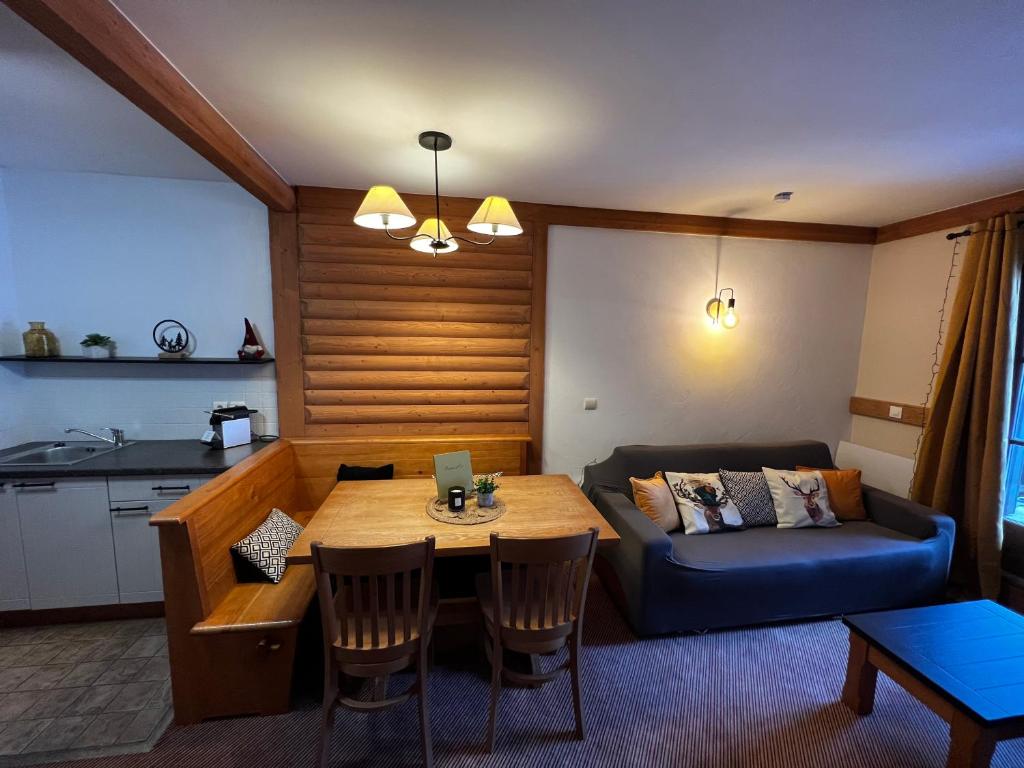 un salon avec un canapé et une table dans l'établissement Arc 1950 - Auberge Jérôme - 4 à 6p - 1 chambre et 1 coin montagne séparé, à Arc 1950