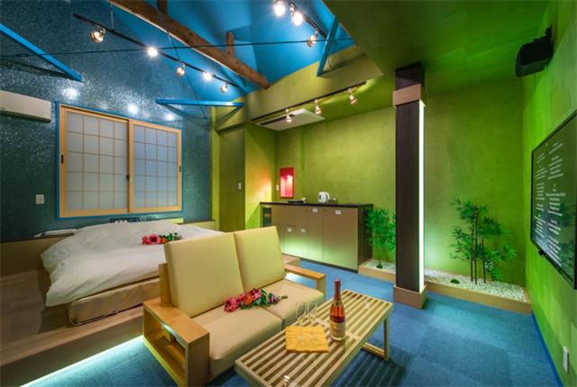 une chambre avec un lit, un canapé et une table dans l'établissement ホテル 鳳凰 大人専用, à Hachioji