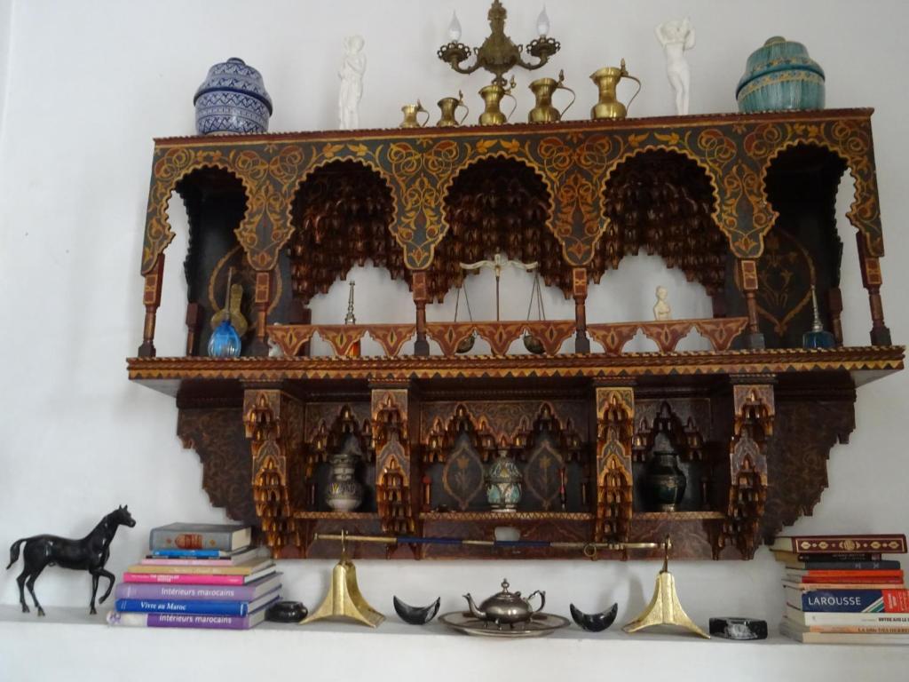 Une étagère avec un paquet d'articles. dans l'établissement Dar Al Safadi, à Fès