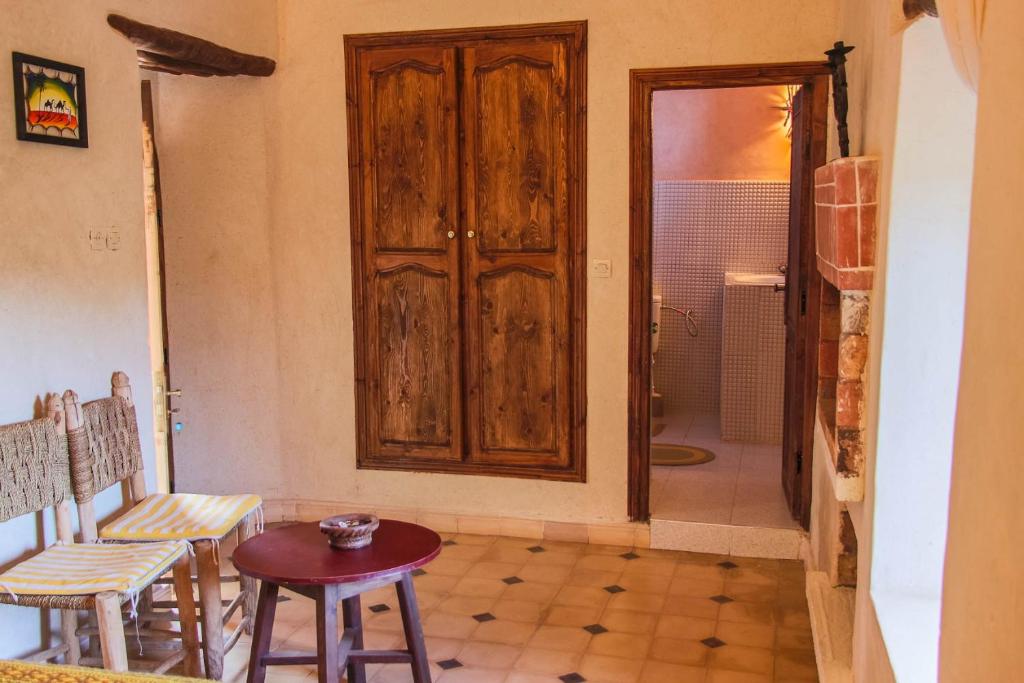 une pièce avec une table, des chaises et une porte dans l'établissement Riad Diwane, à Ouirgane