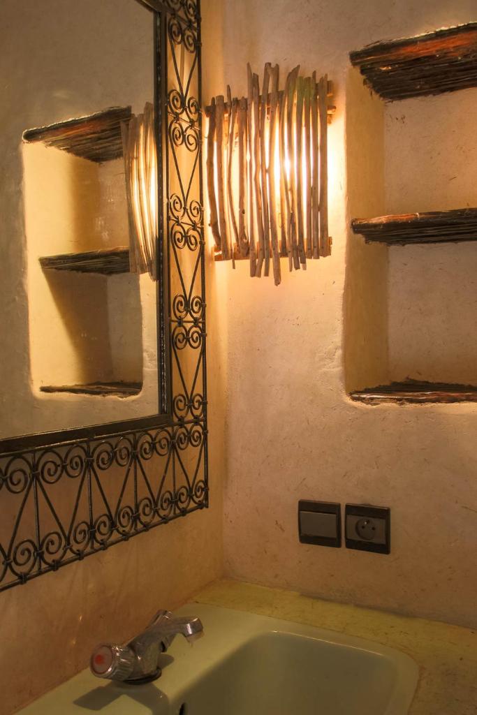 une salle de bain avec un lavabo et un miroir dans l'établissement Riad Diwane, à Ouirgane 37 autres photos