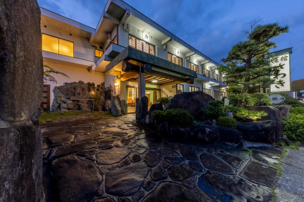 un bâtiment avec un chemin en pierre devant lui dans l'établissement Sawaki, à Imabari