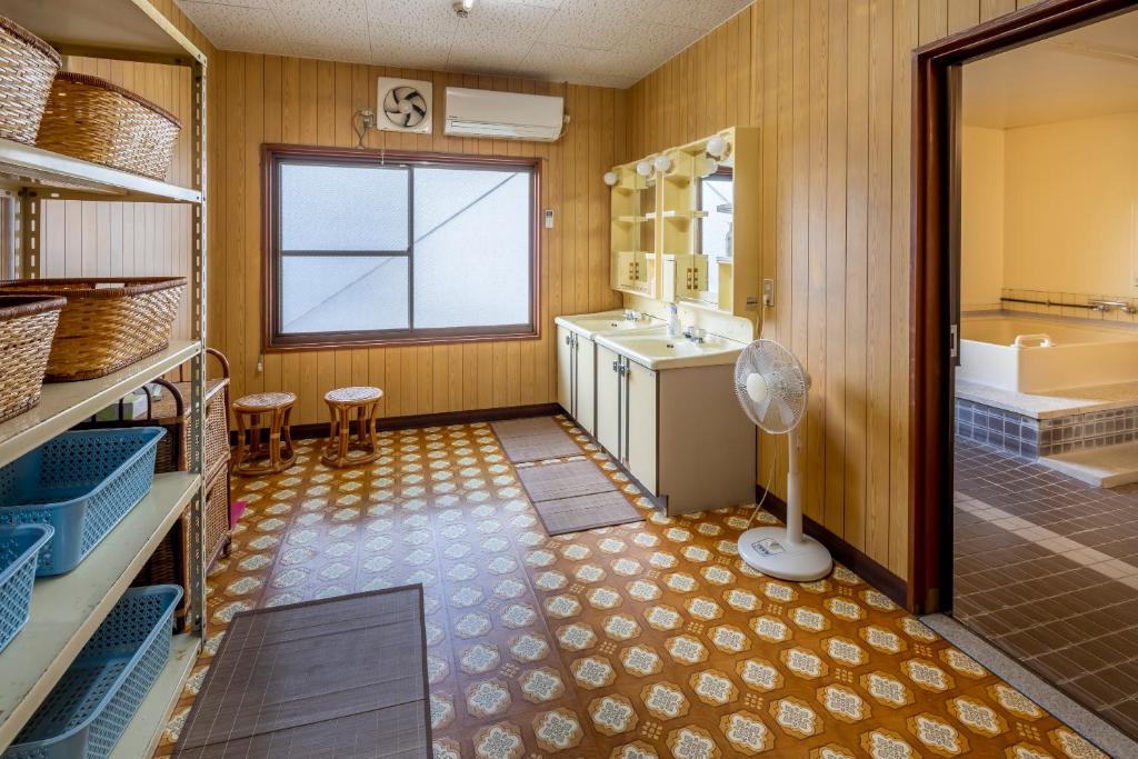 une salle de bain avec un lavabo et un miroir dans l'établissement Sawaki, à Imabari