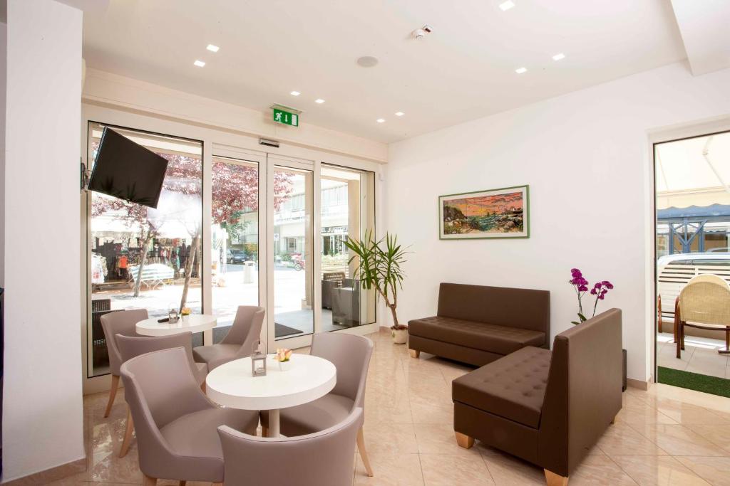 une salle d'attente avec une table et des chaises dans l'établissement Hotel leonardo, à Cattolica