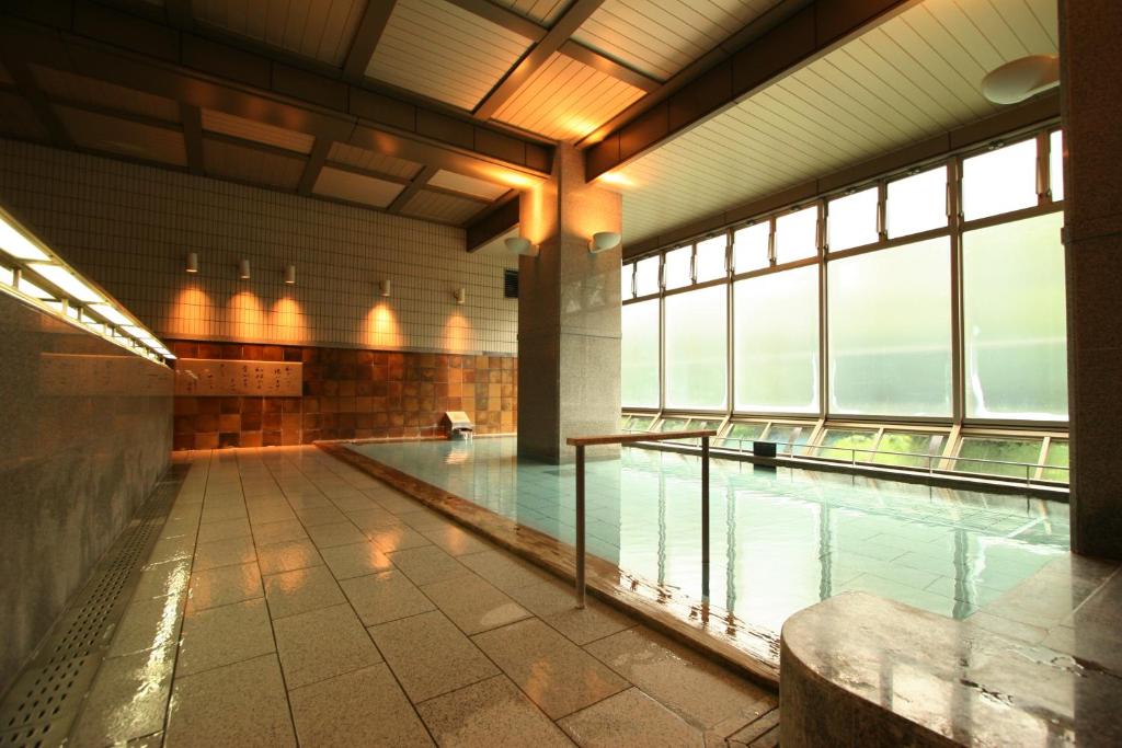 - une piscine dans un bâtiment avec fenêtres dans l'établissement Zazan minakami, à Minakami 37 autres photos