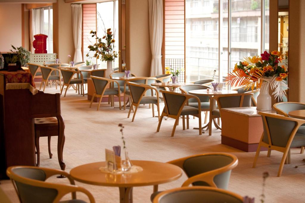 une salle à manger avec tables, chaises et fenêtres dans l'établissement Zazan minakami, à Minakami