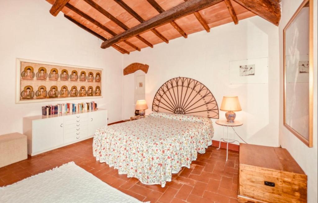 une chambre avec un grand lit dans une pièce dans l'établissement Villa Ari, la tua villa in Toscana, à Reggello