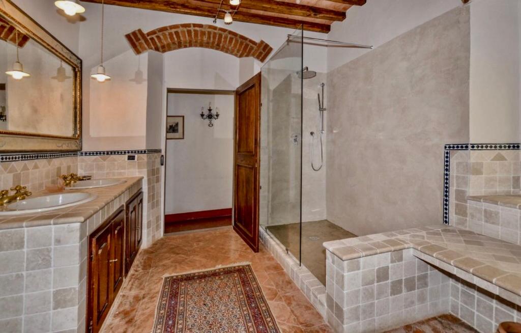 une grande salle de bain avec douche et lavabo dans l'établissement Villa Ari, la tua villa in Toscana, à Reggello