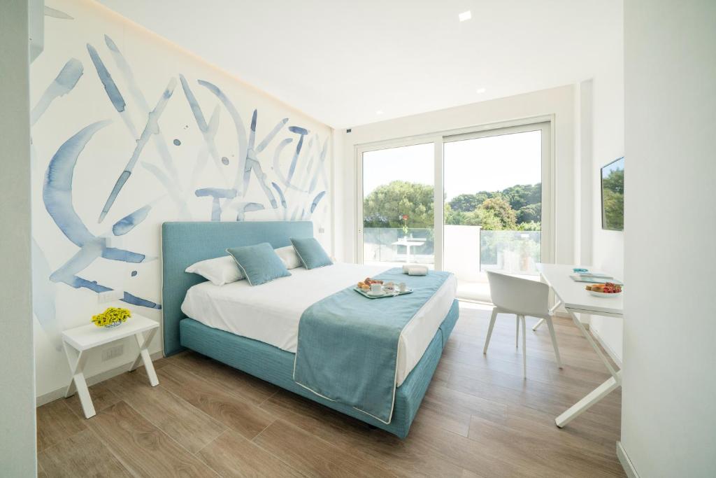 une chambre avec un lit, une table et un bureau dans l'établissement Rodi Resort, à Rodi Garganico