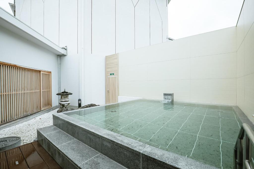 Cette chambre dispose d'un sol en verre et d'escaliers. dans l'établissement KAMENOI HOTEL Kanonji, à Kanonji