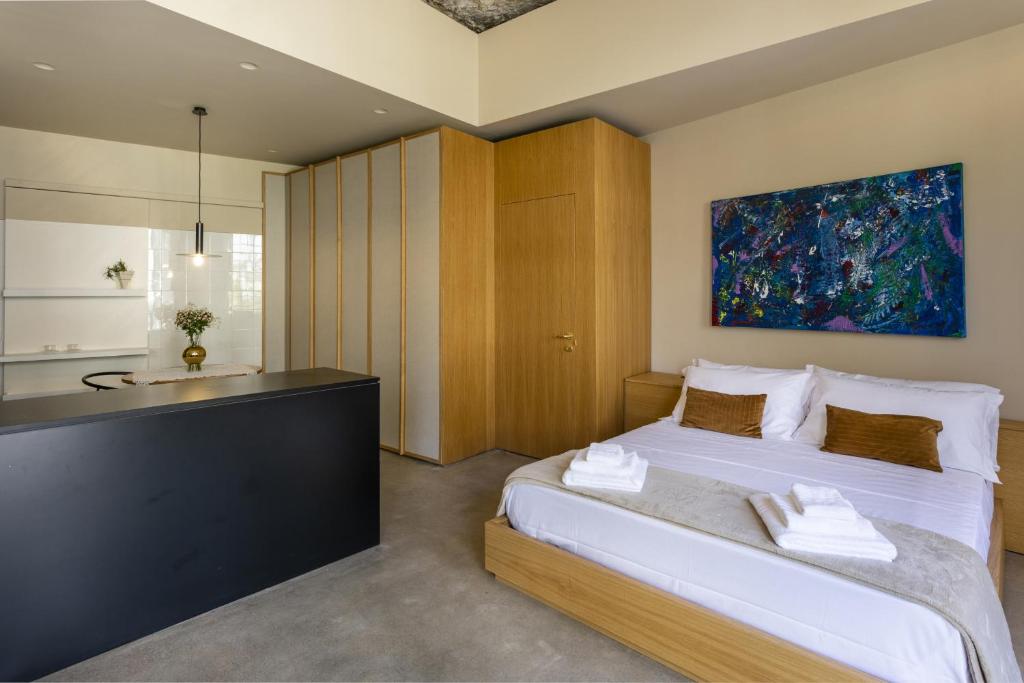 une chambre avec un grand lit et une salle de bain dans l'établissement Villa Petra - IsulaTravel, à Modica 43 autres photos