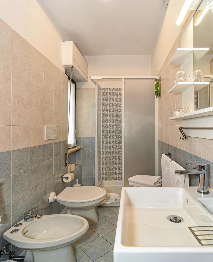 une salle de bain avec toilettes et lavabo dans l'établissement Hotel Paris, à Lido di Camaiore 63 autres photos