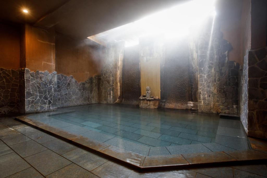 - une grande piscine dans un bâtiment lumineux dans l'établissement Yukyo no Hibiki Yusai, à Minamioguni 112 autres photos