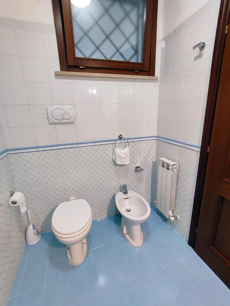 une salle de bain avec toilettes et bidet dans l'établissement Residence Le Magnolie, à Martinsicuro 27 autres photos