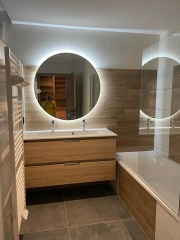 une salle de bain avec un lavabo et un miroir dans l'établissement Magnifique chalet sur les pistes, le Paradis c'est là!, à La Toussuire 7 autres photos