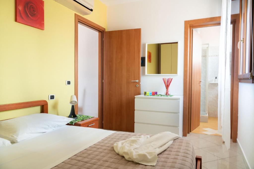 - une chambre avec un lit et une salle de bains dans l'établissement Residence Yellow, à Rimini
