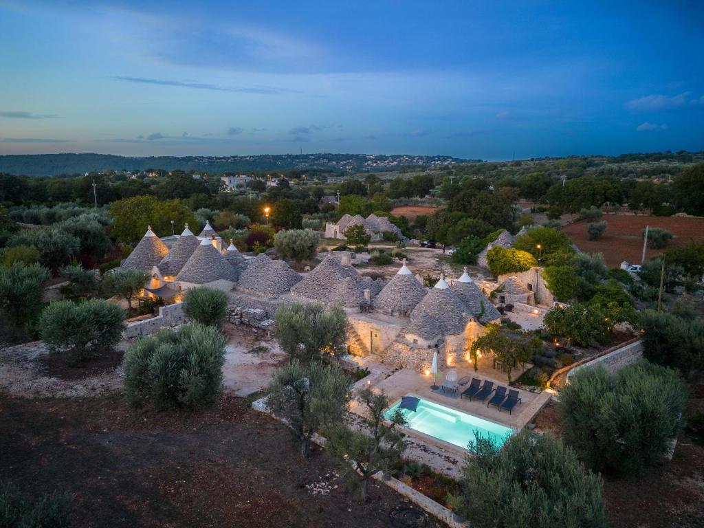 une vue aérienne d'une maison avec piscine dans l'établissement Tenuta Fortuna, à Locorotondo
