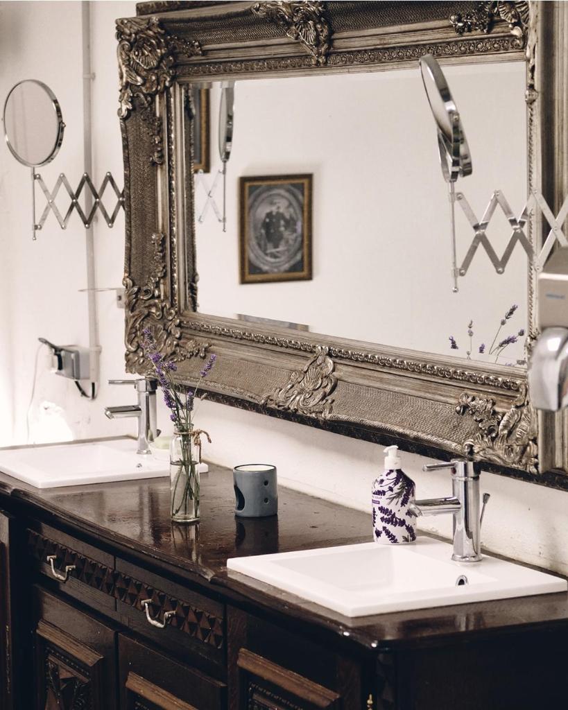 une salle de bain avec deux lavabos et un miroir dans l'établissement Camping d'artagnan, à Margouët-Meymès