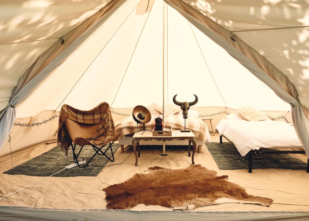 une chambre avec une tente avec un lit et une table dans l'établissement Camping d'artagnan, à Margouët-Meymès 37 autres photos